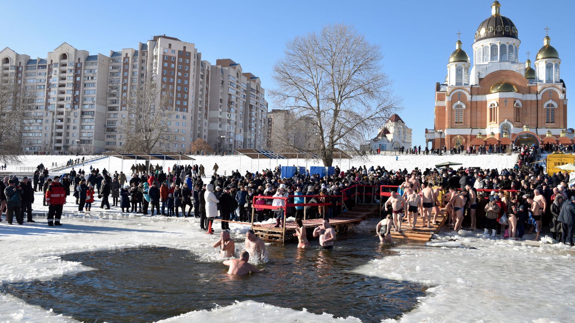 Участники крещенских купаний в проруби в Киеве Участники крещенских купаний в проруби в Киеве - РИА Новости, 1920, 19.01.2026