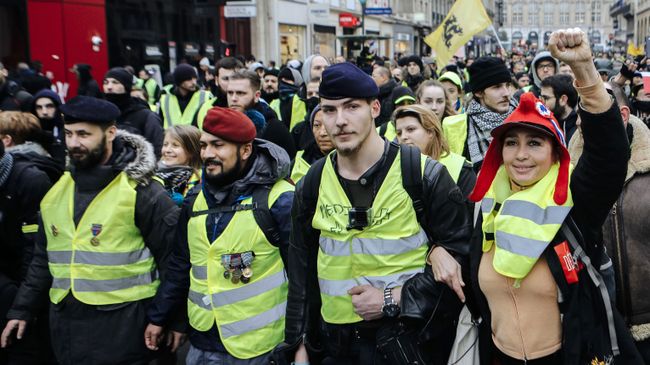 Участники протестной акции жёлтых жилетов в Париже. 19 января 2019 Участники протестной акции жёлтых жилетов в Париже. 19 января 2019