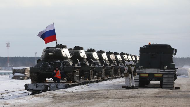 Эшелон с танками Т-34, прибывший в Наро-Фоминск Эшелон с танками Т-34, прибывший в Наро-Фоминск