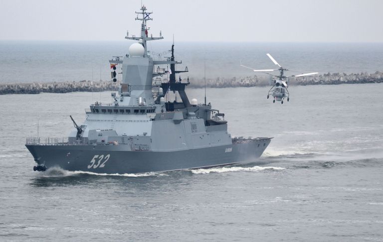 Корвет Бойкий и корабельный многоцелевой вертолет Ка-27 в Балтийске