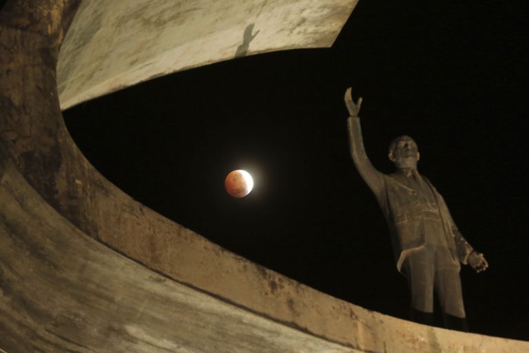 Лунное затмение в небе над Бразилией Лунное затмение в небе над Бразилией