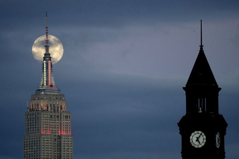 Лунное затмение в небе над Джерси-Сити, США Лунное затмение в небе над Джерси-Сити, США