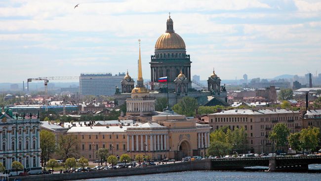 Вид на Исаакиевский собор и Адмиралтейство с колокольни Петропавловской крепости Вид на Исаакиевский собор и Адмиралтейство с колокольни Петропавловской крепости