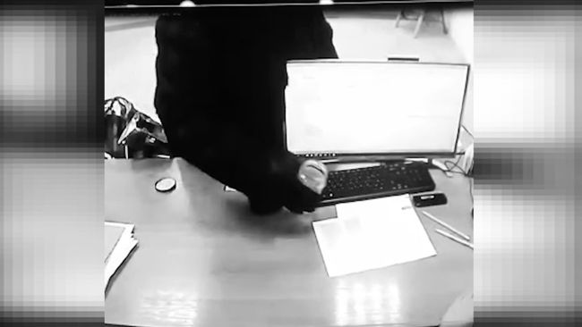Стоп-кадр видеозаписи офиса микрозаймов в Калужской области, на котором виден момент нападения на сотрудницу финансово-кредитной организации Стоп-кадр видеозаписи офиса микрозаймов в Калужской области, на котором виден момент нападения на сотрудницу финансово-кредитной организации