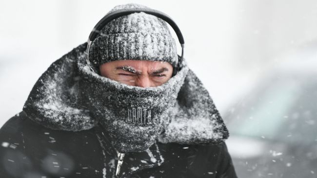 Прохожий во время снегопада Прохожий во время снегопада