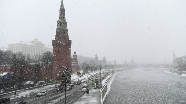 Кремлевская набережная во время снегопада в Москве Кремлевская набережная во время снегопада в Москве