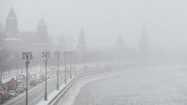 Кремлевская набережная во время снегопада в Москве Кремлевская набережная во время снегопада в Москве