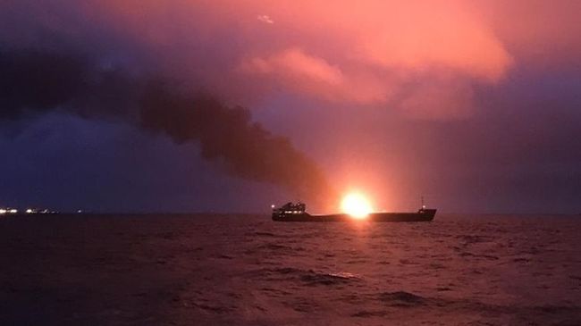 Два судна под флагом Танзании горят в районе Керченского пролива Два судна под флагом Танзании горят в районе Керченского пролива