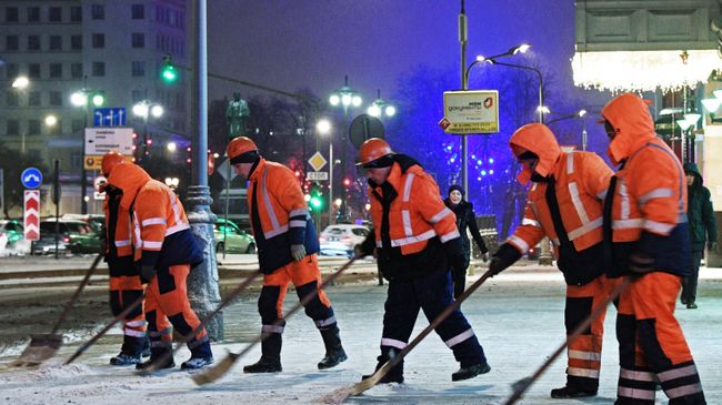 Сотрудники коммунальных служб убирают снег на улице Москвы