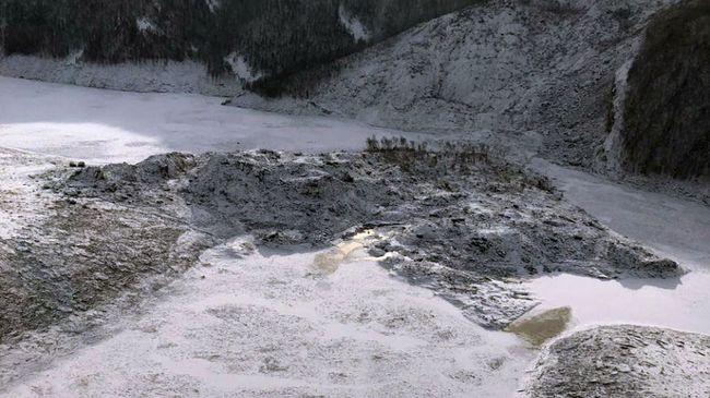 Взрывные работы на месте оползня, перекрывшего русло реки Бурея в Верхнебуреинском районе Взрывные работы на месте оползня, перекрывшего русло реки Бурея в Верхнебуреинском районе