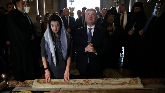 Президент Украины Петр Порошенко с супругой Мариной у Камня помазания в Храме Гробе Господня в Иерусалиме, Израиль. 21 января 2019 Президент Украины Петр Порошенко с супругой Мариной у Камня помазания в Храме Гробе Господня в Иерусалиме, Израиль. 21 января 2019