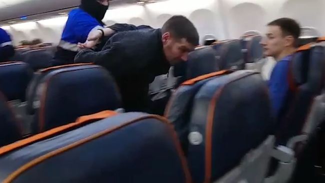 Кадры задержания пассажира, пытавшегося угнать самолет Сургут-Москва Кадры задержания пассажира, пытавшегося угнать самолет Сургут-Москва