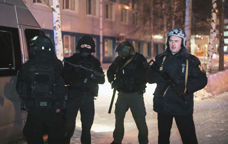 Сотрудники правоохранительных органов у аэропорта Ханты-Мансийска Сотрудники правоохранительных органов у аэропорта Ханты-Мансийска