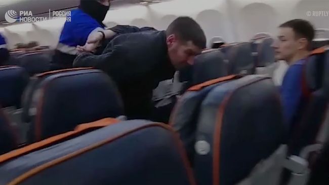 Стоп-кадр видео задержания пассажира, угрожавшего захватить самолет Аэрофлота Стоп-кадр видео задержания пассажира, угрожавшего захватить самолет Аэрофлота