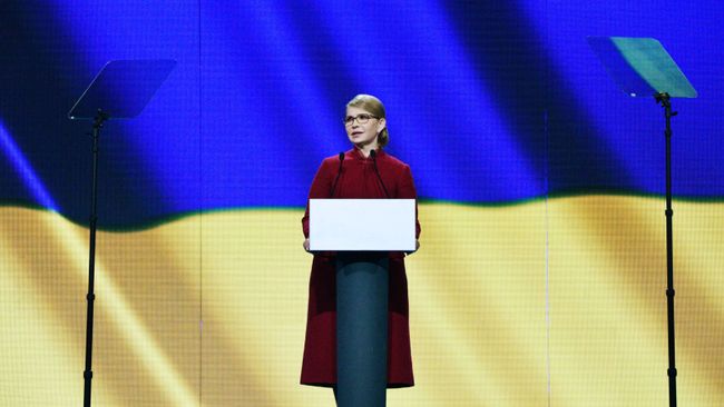Лидер партии Батькивщина Юлия Тимошенко выступает на съезде партии Лидер партии Батькивщина Юлия Тимошенко выступает на съезде партии