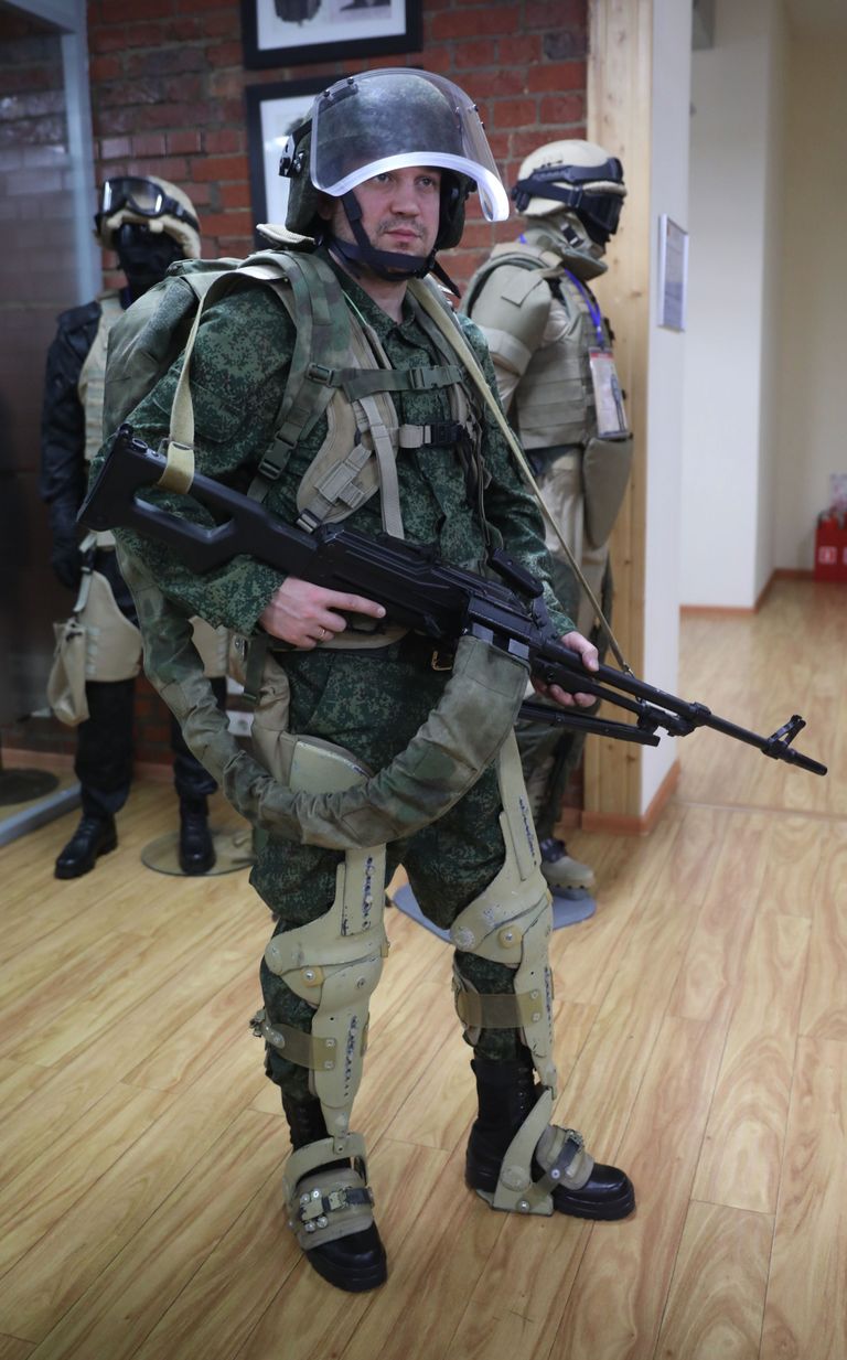 Демонстрация военного экзоскелета на АО ГБ Инжиниринг Демонстрация военного экзоскелета на АО ГБ Инжиниринг