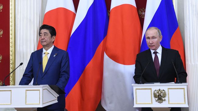 Президент РФ Владимир Путин и премьер-министр Японии Синдзо Абэ на пресс-конференции по итогам встречи Президент РФ Владимир Путин и премьер-министр Японии Синдзо Абэ на пресс-конференции по итогам встречи