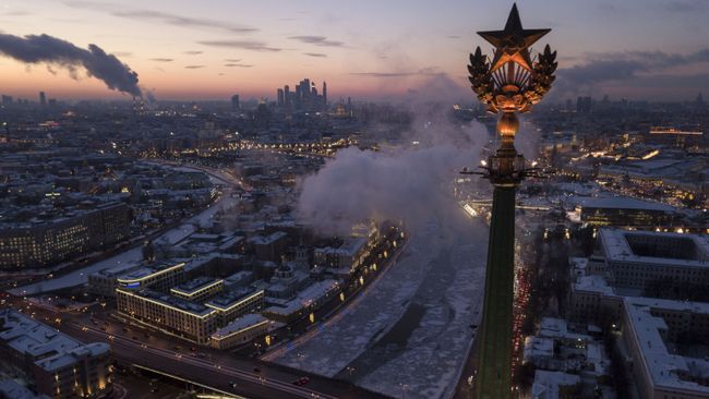 Шпиль на высотном здании на Котельнической набережной в Москве Шпиль на высотном здании на Котельнической набережной в Москве