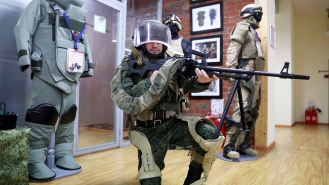 Демонстрация военного экзоскелета на АО ГБ Инжиниринг Демонстрация военного экзоскелета на АО ГБ Инжиниринг