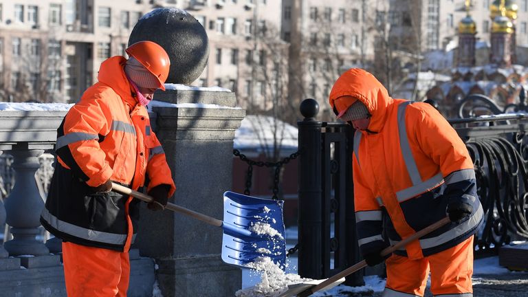 Сотрудники коммунальных служб убирают снег Сотрудники коммунальных служб убирают снег