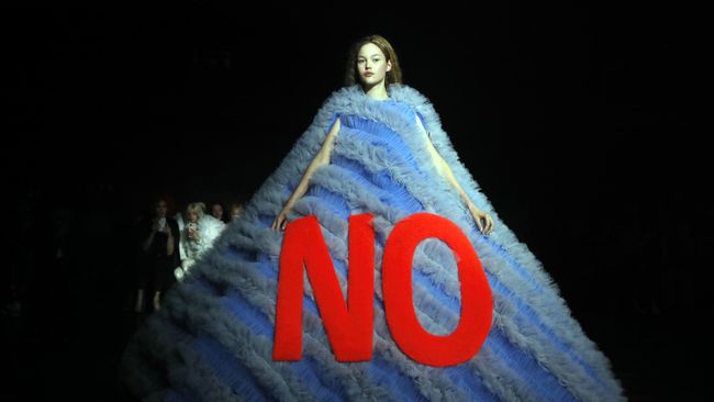 Показ коллекции Viktor and Rolf на Неделе моды Haute Couture в Париже