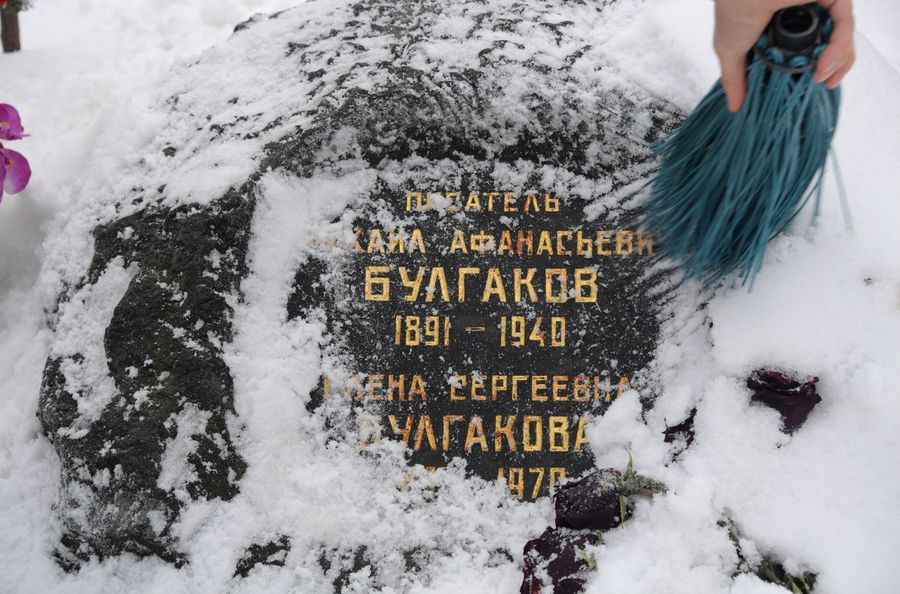 Могила Михаила Афанасьевича Булгакова на Новодевичьем кладбище Могила Михаила Афанасьевича Булгакова на Новодевичьем кладбище
