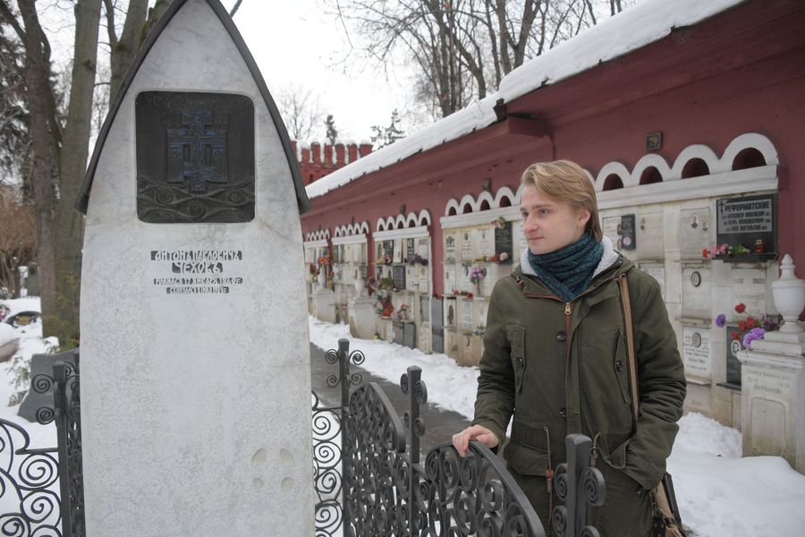 Даниил Киселев у могилы Антона Павловича Чехова Даниил Киселев у могилы Антона Павловича Чехова