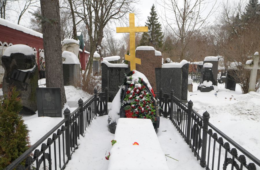 Могила Н. В. Гоголя на Новодевичьем кладбище Могила Н. В. Гоголя на Новодевичьем кладбище