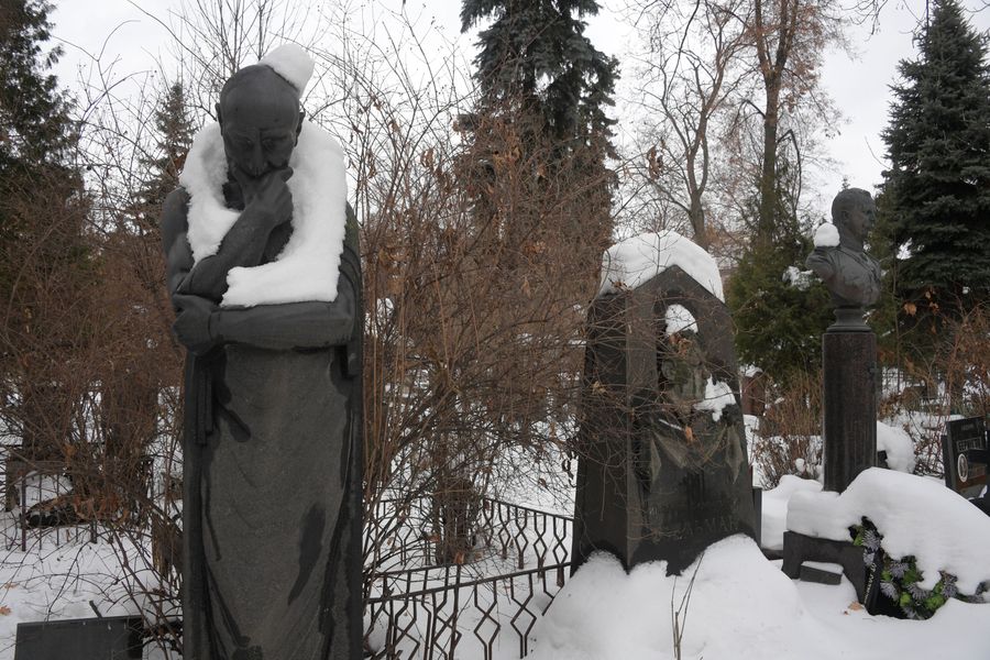 Скульптура Мысль на могиле Сергея Меркурова Скульптура Мысль на могиле Сергея Меркурова
