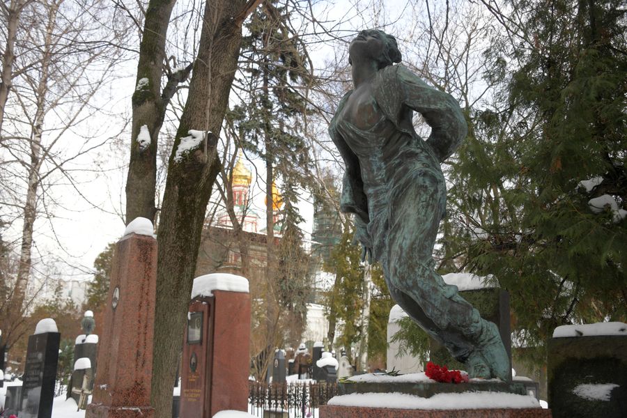Памятник Зое Космодемьянской на Новодевичьем кладбище Памятник Зое Космодемьянской на Новодевичьем кладбище