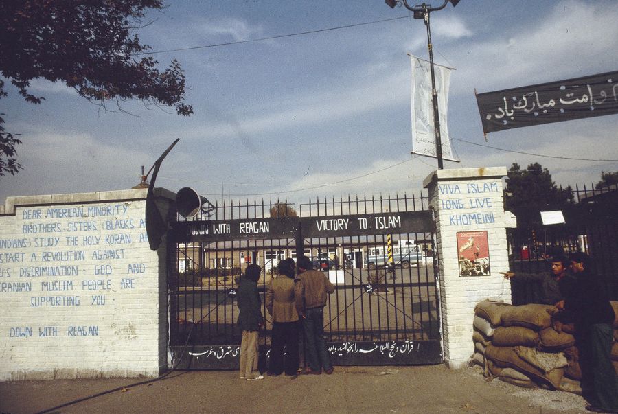 Вход на территорию посольства США в Тегеране. 1980 год Вход на территорию посольства США в Тегеране. 1980 год