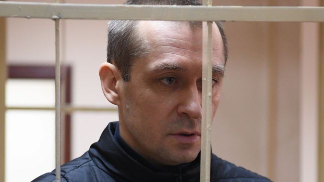 Бывший заместитель начальника управления ГУЭБиПК МВД РФ Дмитрий Захарченко в Пресненском суде Москвы Бывший заместитель начальника управления ГУЭБиПК МВД РФ Дмитрий Захарченко в Пресненском суде Москвы