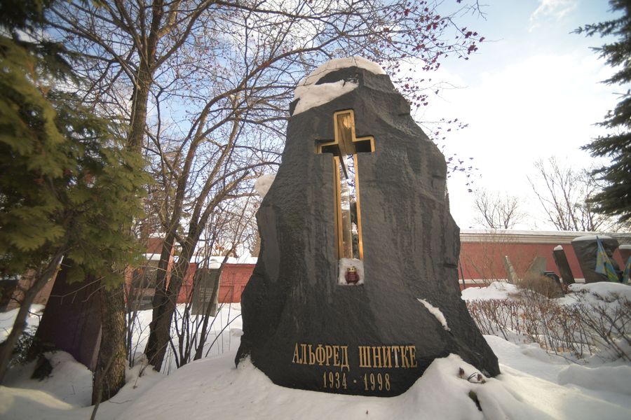 Памятник на могиле Альфреда Шнитке на Новодевичьем кладбище Памятник на могиле Альфреда Шнитке на Новодевичьем кладбище