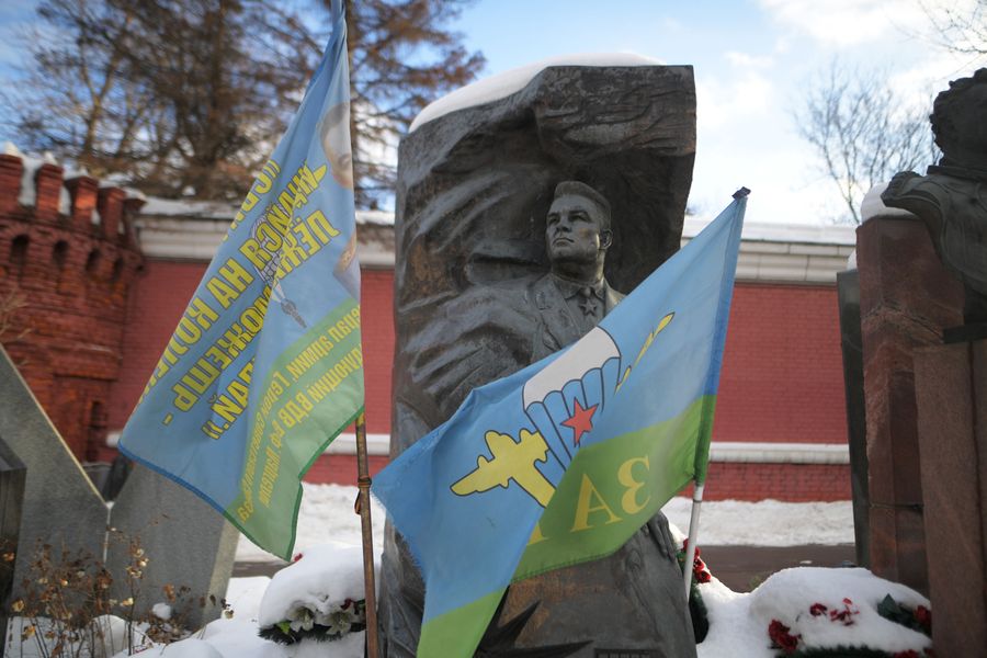 Памятник В. Ф. Маргелову на Новодевичьем кладбище Памятник В. Ф. Маргелову на Новодевичьем кладбище