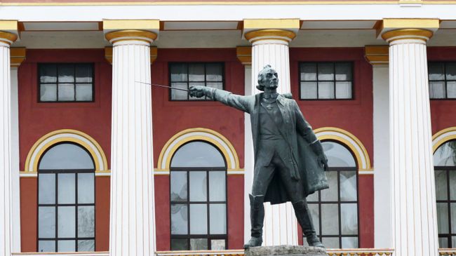 Памятник русского полководца Александра Суворова во дворе Киевского военного лицея имени Ивана Богуна. Памятник русского полководца Александра Суворова во дворе Киевского военного лицея имени Ивана Богуна.