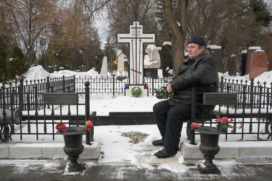 Антон у могилы Галины Вишневской на Новодевичьем кладбище Антон у могилы Галины Вишневской на Новодевичьем кладбище