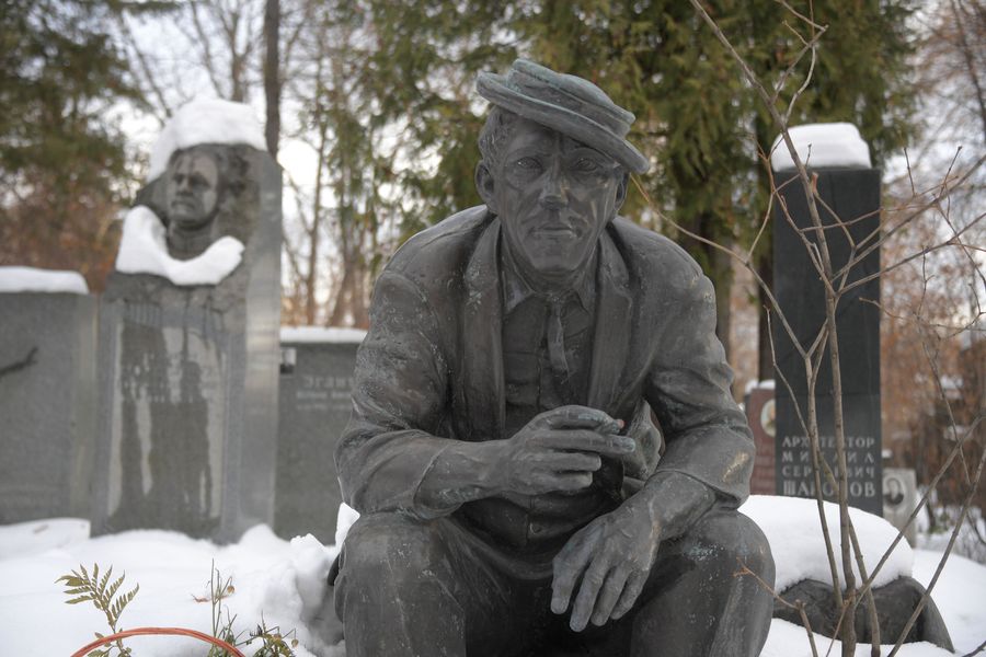 Памятник Юрию Никулину на Новодевичьем кладбище Памятник Юрию Никулину на Новодевичьем кладбище