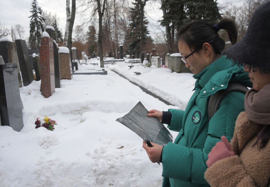 Туристы на Новодевичьем кладбище Туристы на Новодевичьем кладбище