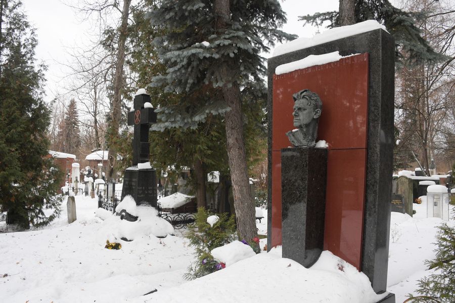 Памятник на могиле В. В. Маяковского Памятник на могиле В. В. Маяковского