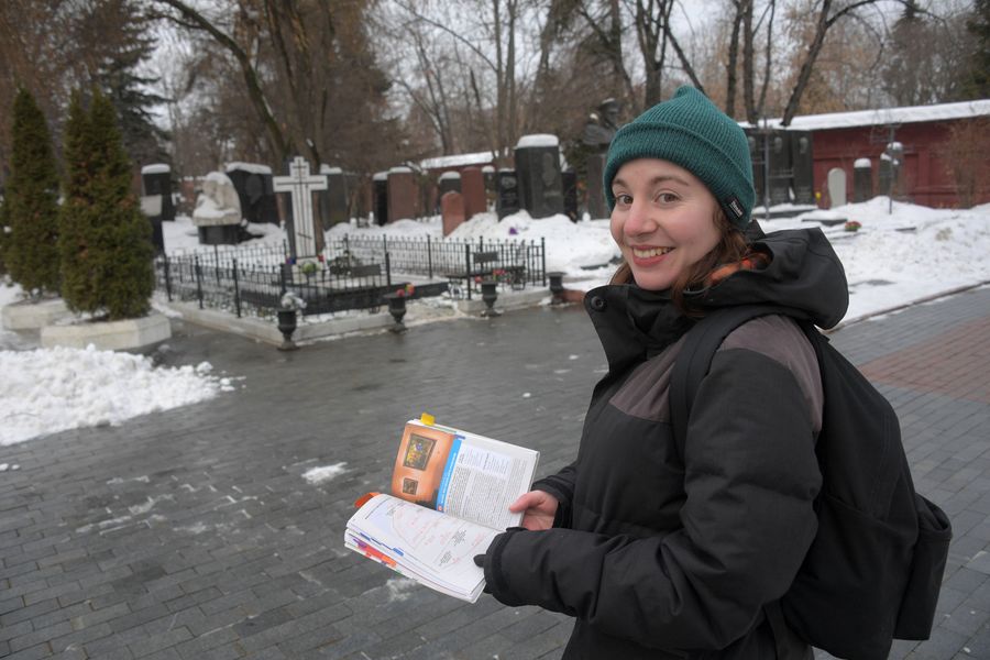 Туристка на Новодевичьем кладбище Туристка на Новодевичьем кладбище