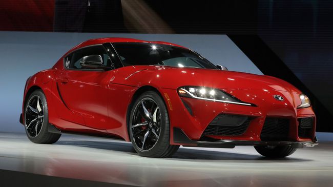 Автомобиль Toyota Supra на автосалоне в Детройте Автомобиль Toyota Supra на автосалоне в Детройте