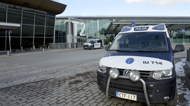 Полицейский автомобиль в аэропорту Хельсинки-Вантаа Полицейский автомобиль в аэропорту Хельсинки-Вантаа