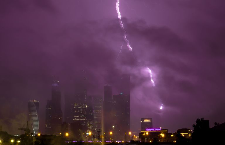 Ливень и штормовой ветер в Москве Ливень и штормовой ветер в Москве