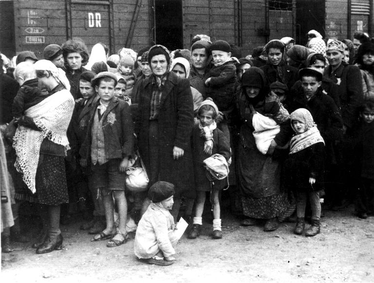 Группа евреев из Венгрии по прибытии в Освенцим летом 1944 года Группа евреев из Венгрии по прибытии в Освенцим летом 1944 года