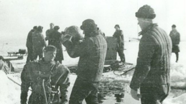 Строительство подводного трубопровода по дну Ладожского озера, 1942-й год Строительство подводного трубопровода по дну Ладожского озера, 1942-й год
