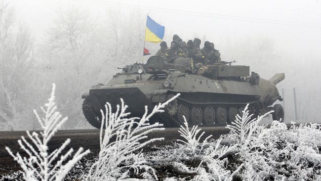 Колонна украинских военнослужащих на трассе между Артемовском и Дебальцево