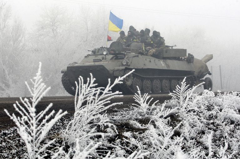 Колонна украинских военнослужащих на трассе между Артемовском и Дебальцево Колонна украинских военнослужащих на трассе между Артемовском и Дебальцево