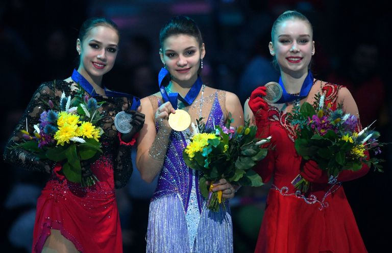 Алина Загитова, Софья Самодурова и Вивека Линдфорс (слева направо) Алина Загитова, Софья Самодурова и Вивека Линдфорс (слева направо)