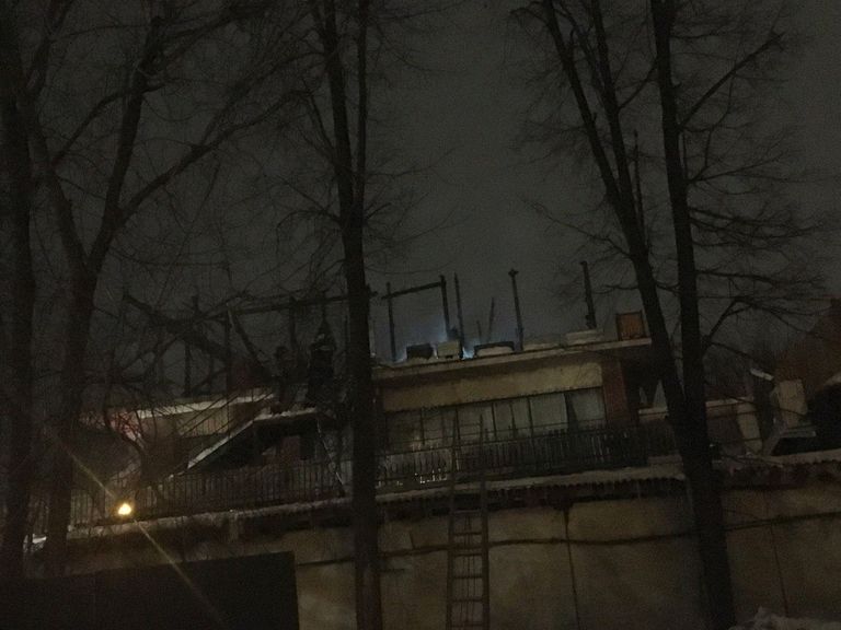 Последствия пожара на крыше ресторана Царские сады у метро Шоссе Энтузиастов Последствия пожара на крыше ресторана Царские сады у метро Шоссе Энтузиастов