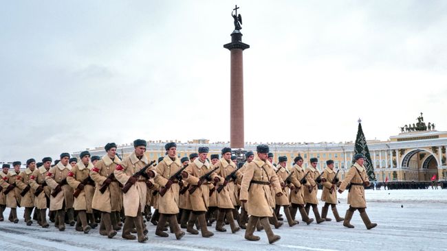 Участники репетиции парада в честь 75-летия снятия блокады Ленинграда на Дворцовой площади в Санкт-Петербурге Участники репетиции парада в честь 75-летия снятия блокады Ленинграда на Дворцовой площади в Санкт-Петербурге